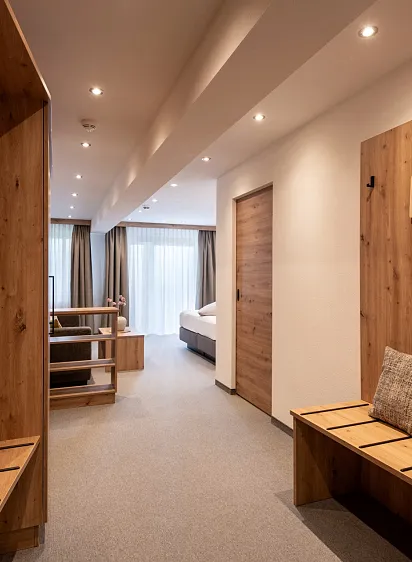 Hotelzimmerflur mit Holzausstattung und moderner Beleuchtung.
