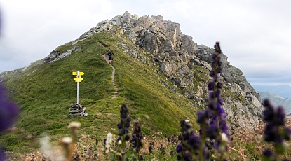 Schwere Wanderrouten - schwarzer Bergweg